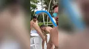 McLaron - Aaron e i suoi due amici si divertono in piscina