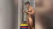 Asiático desnudo haciendo ejercicio