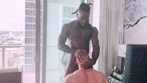 1. Colaboración con Travis Dyson