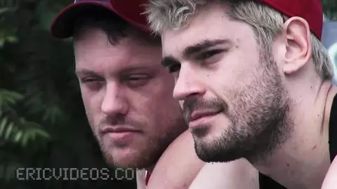 Peto Coast e o seu amigo Plow David Andrezj num estaleiro de construção