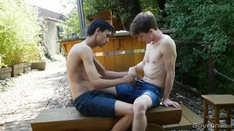 Sexy Porno-Twink-Paar zu Hause – Carlos & Josh