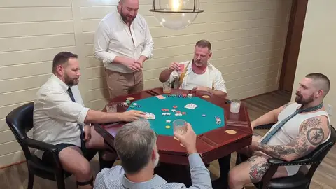 Noite de pôquer na cave com os pais