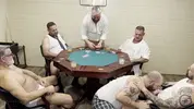 Soirée poker au sous-sol avec des hommes mûrs