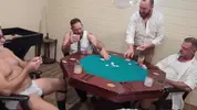 Soirée poker au sous-sol avec des hommes mûrs