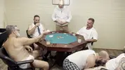 Soirée poker au sous-sol avec des hommes mûrs