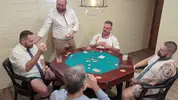 Soirée poker au sous-sol avec des hommes mûrs