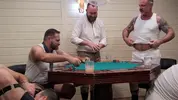 Soirée poker au sous-sol avec des hommes mûrs