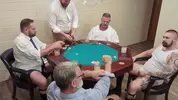 Soirée poker au sous-sol avec des hommes mûrs