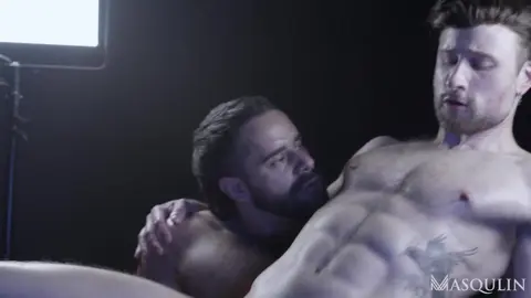 Drew Dixon engole o esperma de Teddy Torres