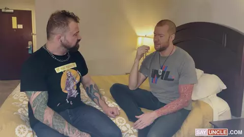 Dois papais musculosos fazendo sexo no quarto de hotel