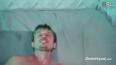 Alex Kof goza dentro de Owen Hawk