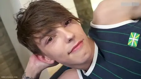 Couple de twinks sexy — show en chambre — Beno & Colin