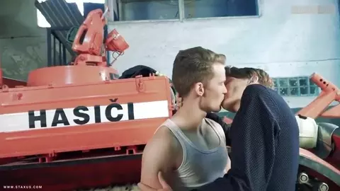 Casal de twinks bem quente — Colin e Joel