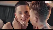 Pareja de minets sexy en casa (dormitorio) – Aaron y Joel