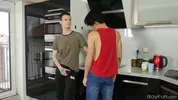 Coppia di twink sexy a casa: Kaleb & Roman