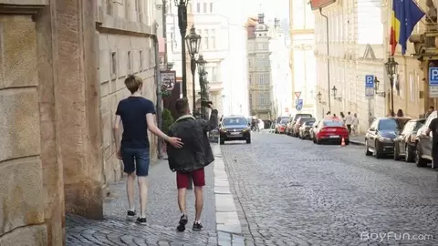 Sexy Twink-Porno-Paar — unter Freunden: AJ & Jean