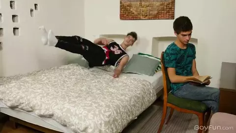 Casal quente de amigos twinks — Theodore & Johnny