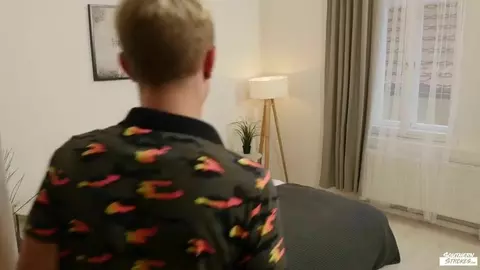 Couple porno sexy entre potes à la maison – Alan & Jamie