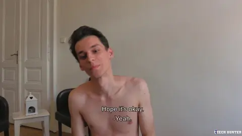 Manzo muscoloso scopa un ragazzo birichino — solo