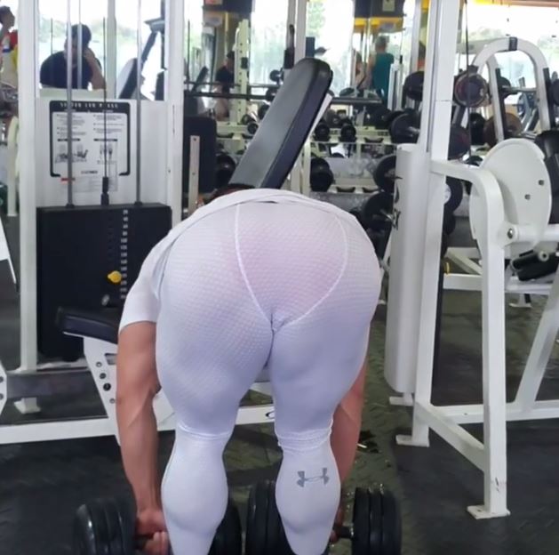 Tremendo paquetón en calzón rojo