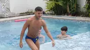 Casal de twinks sexy à beira da piscina – Danny & Archi