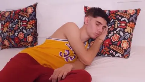 Coppia di twinks sexy tra amici – Vincent & Archi
