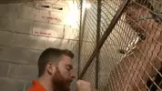 Men on Edge : Alexander Gustavo edge en prison par deux pervers