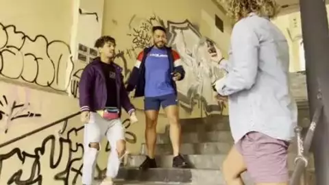 Viktor Rom com dois rapazes sexy e encaracolados