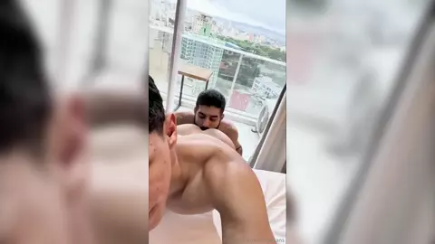 Diego Sans besamt Luiz Felipe