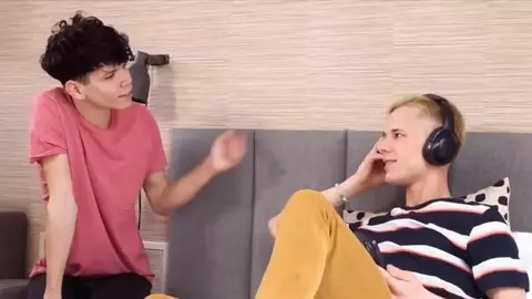 Pareja twinks porno en casa – amantes Paul y Melo