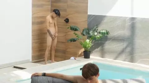 Coppia di twinks sexy a bordo piscina – Milcon & Justin