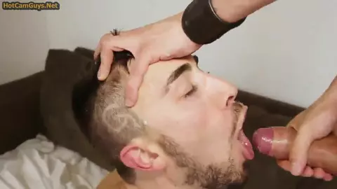 Chico guapo chupa y se llena de leche