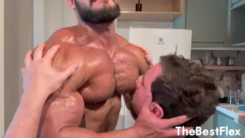 Huiler et vénérer les muscles d’Airon