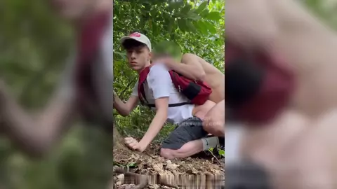 Angelic Boyo (kiekie18x) wird auf einer Wanderung gefickt