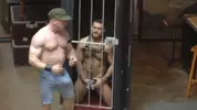 [DETENCIÓN en el calabozo de Tom] – Tom Lord y Aarin Asker