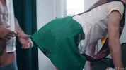 Femboy coquin fait du porte-à-porte pour un ATM