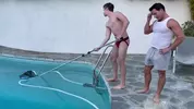 Reese Rideout démonte Adam Awbride à la piscine