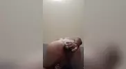 Cetriolo in culo sul divano mi sfonda l’ano