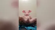 Cetriolo in culo sul divano mi sfonda l’ano