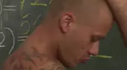 Sexo hardcore na escola dos skinheads
