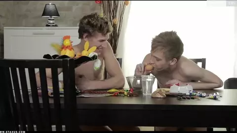 Couple de minets sexy à la maison – Timmy & Bren