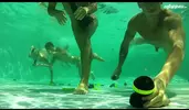 Orgie au bord de la piscine : Tim, Brad & leurs potes