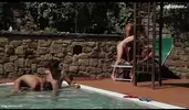 Orgie au bord de la piscine : Tim, Brad & leurs potes