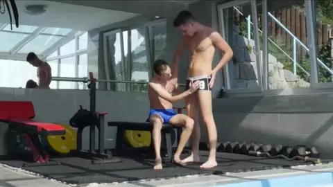 Pareja de twinks caliente junto a la piscina – Tony y Corey