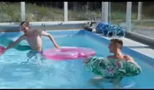 Casal twink quente à beira da piscina – Tony & Corey