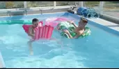 Casal twink quente à beira da piscina – Tony & Corey