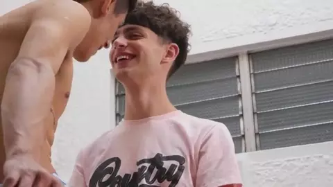 Pareja de twinks sexy en casa – Xander y Zayne