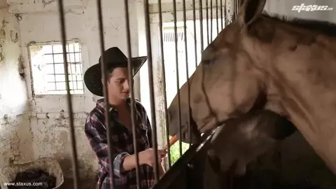 Pareja hot con un amigo en la granja – Sven y Xander