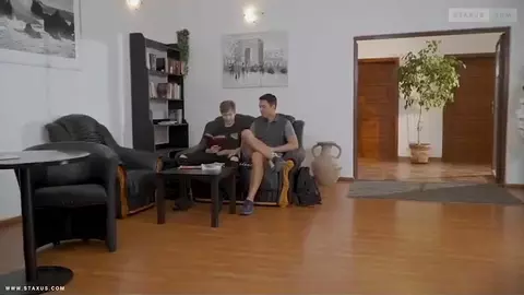 Coppia di twink sexy in ufficio – Adrian & Lior