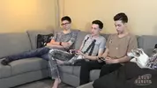 Trio quente de twinks gamers: Damon, Kurt e Cameron